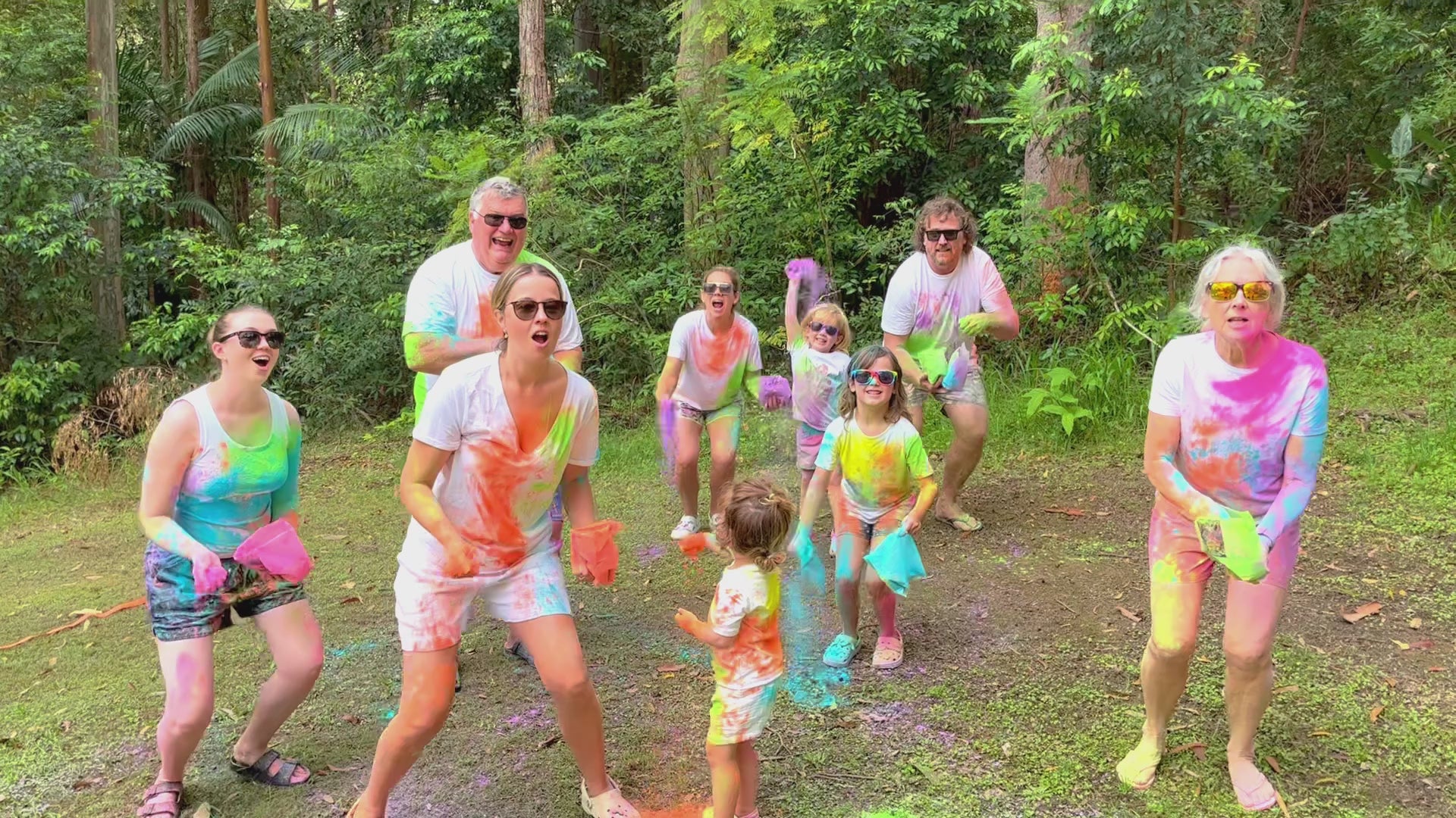 Load video: colored powder for color runs and color wars